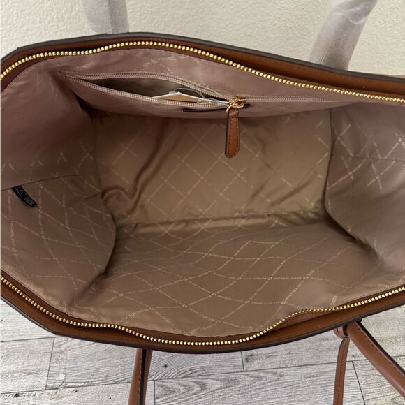Michael Kors Avril Extra Large Tote NWT - Picture 10 of 13